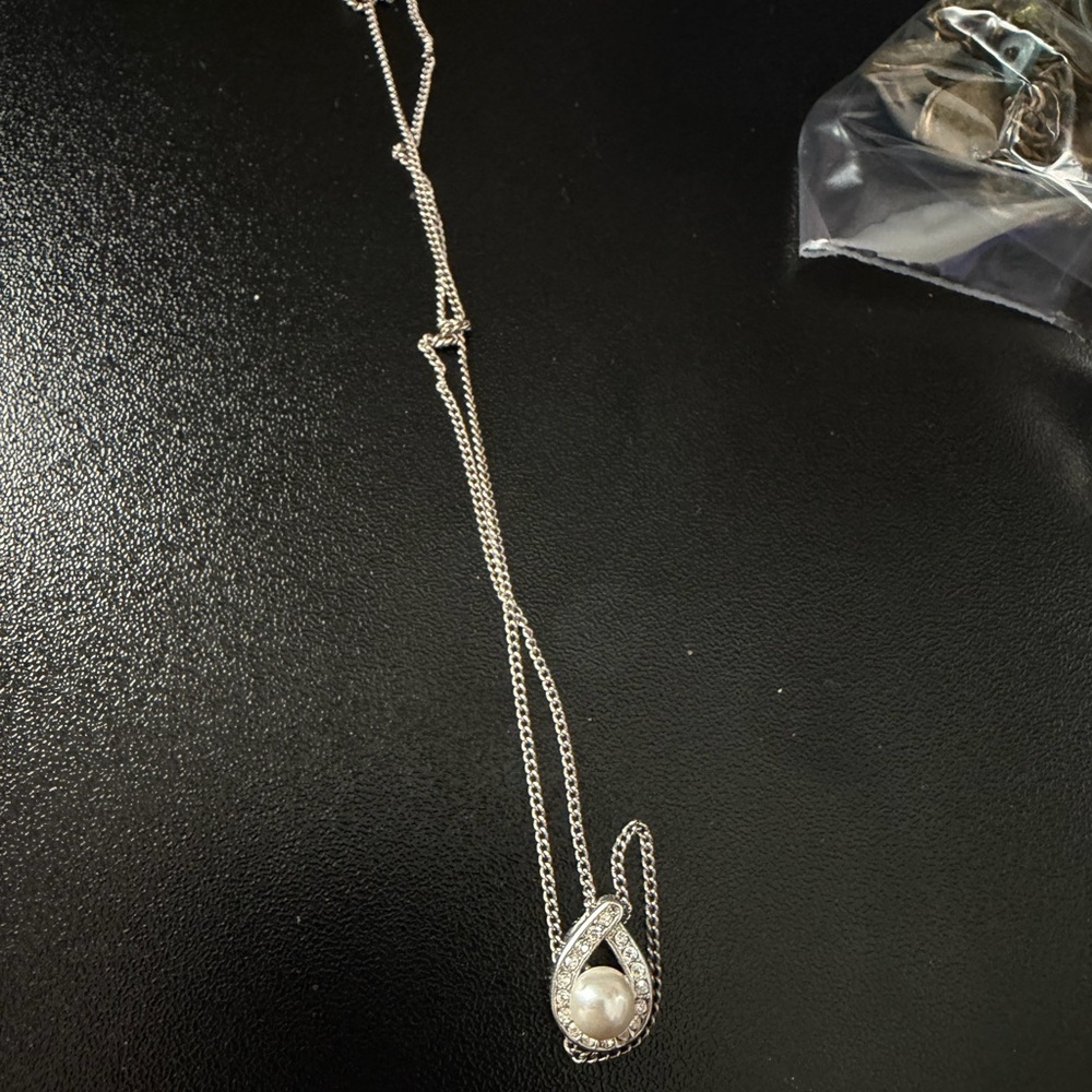 Elegant Silver Pearl Teardrop Pendant Necklace - Women Jewelry